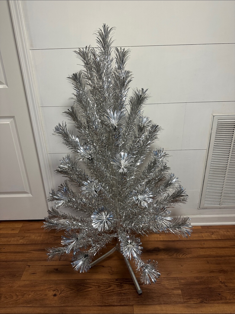 Evergleam Aluminum Christmas Tree 4ft 59 Branches w/papers Vintage Original Box